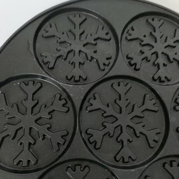 Nordic Ware Snowflake Pancake Pan
Makes 7 approximately 3” diameter pancakes - Picture 6 of 6